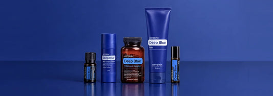 Gamme Deep Blue dōTERRA : mélange en flacon, stick, pommade et roll-on Touch sur fond bleu nuit