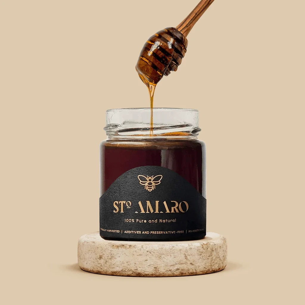 pot miel ferme STO AMARO posé sunr un socle bois rond