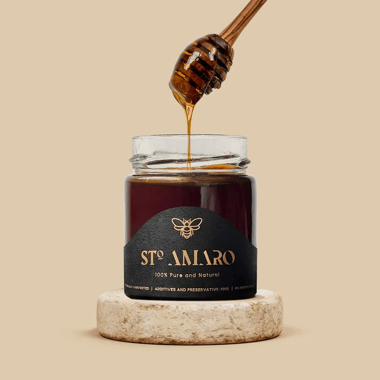 pot miel ferme STO AMARO posé sunr un socle bois rond