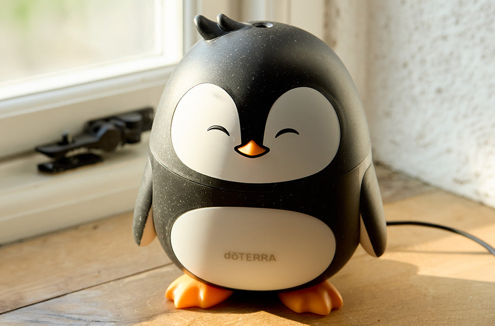 Diffuseur pingouin dōTERRA allumé dans une pièce
