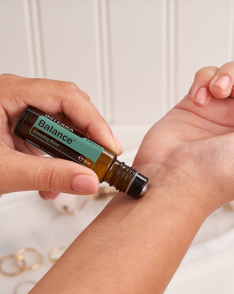 Balance Touch dōTERRA, application du flacon à bille sur le poignet