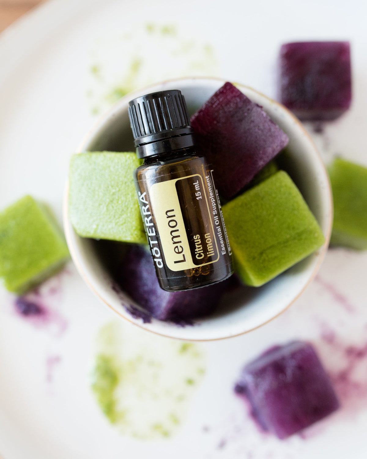 Citron huile essentielle dōTERRA, dans un bol de glaçons aux fruits