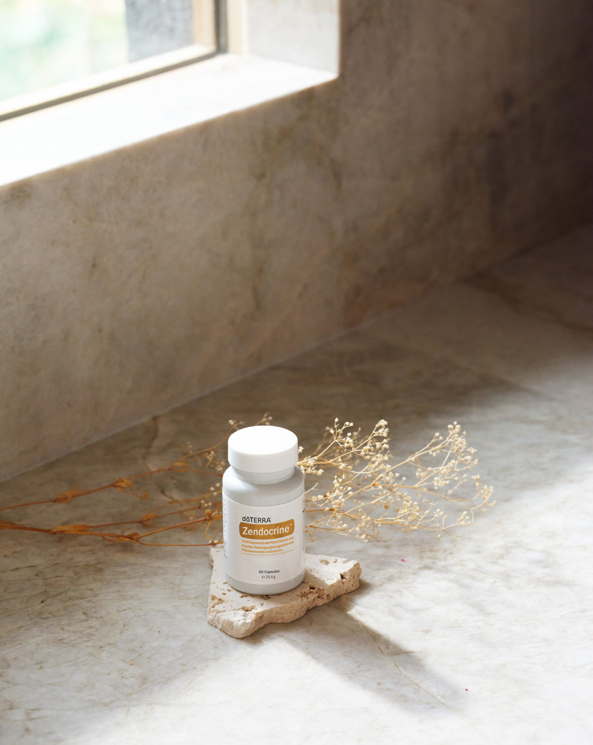 Complexe Zendocrine dōTERRA, flacon près d'une fenêtre