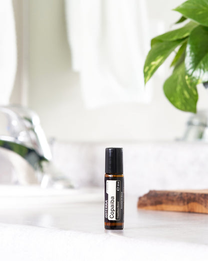 Copaiba Touch dōTERRA, flacon sur le plan d'une salle de bain