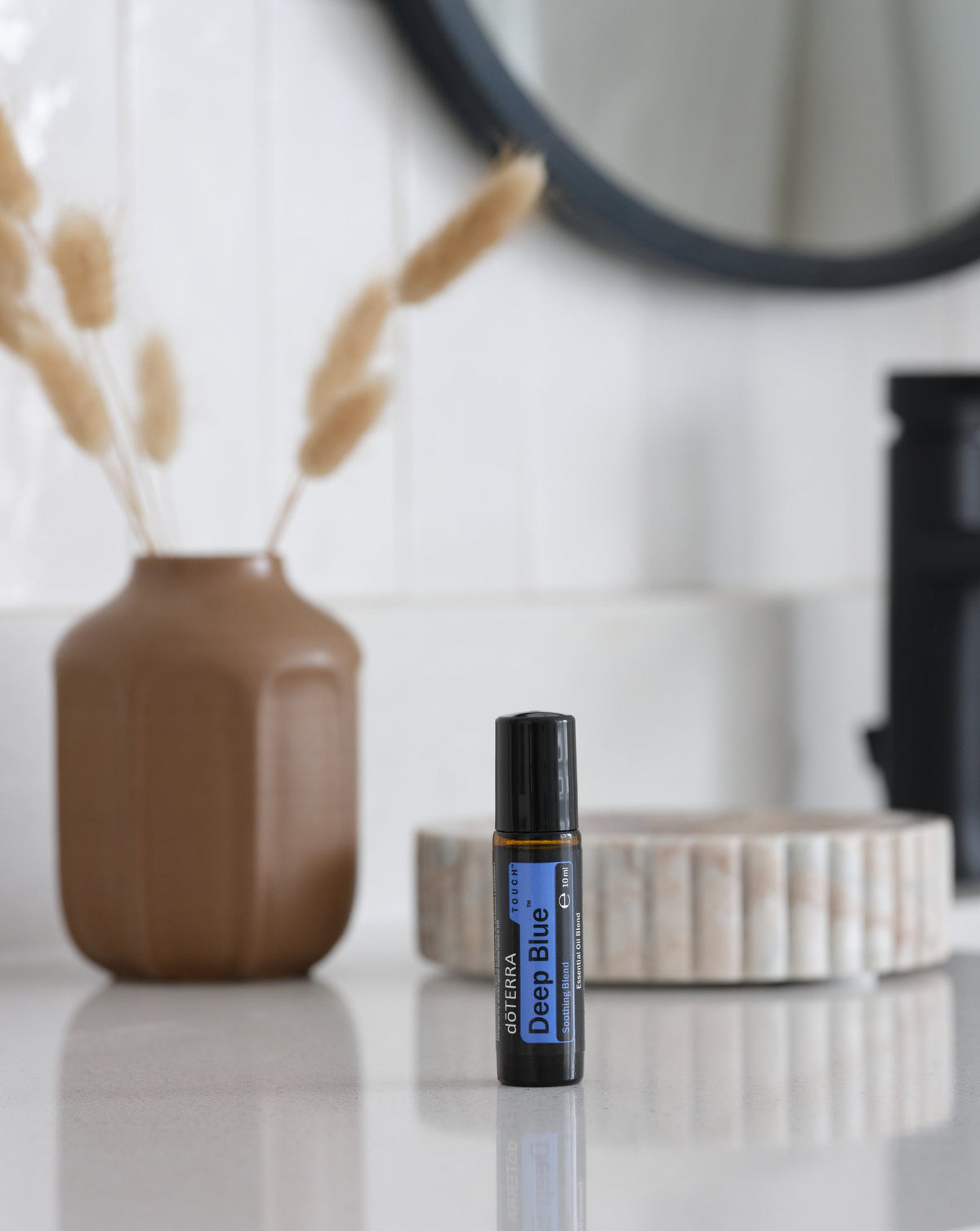 Deep Blue Touch mélange en applicateur à bille dōTERRA, roll-on dans une salle de bain