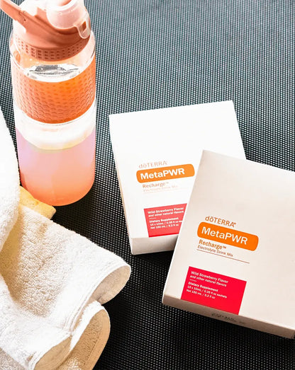 MetaPWR Recharge saveur fraise des bois dōTERRA, deuxième vue de la boîte de 30 sachets