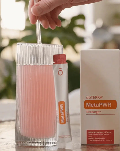 MetaPWR Recharge saveur fraise des bois dōTERRA, quatrième vue de la boîte de 30 sachets