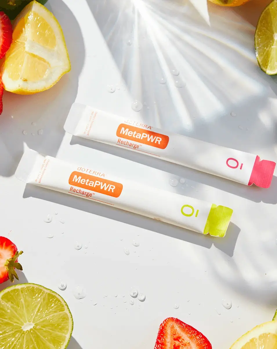 MetaPWR Recharge dōTERRA en situation, sachet et boisson préparée