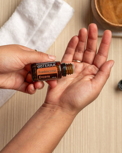 Encens huile essentielle dōTERRA, versé dans la paume de la main