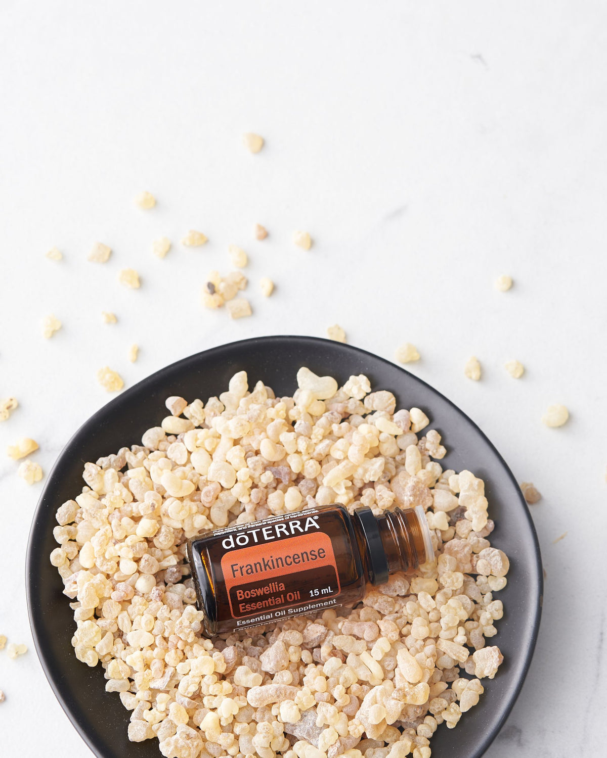 Encens huile essentielle dōTERRA, avec un bol de résine d'encens