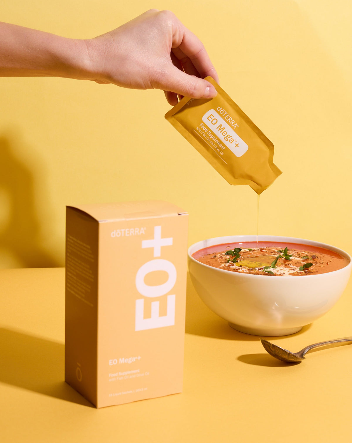 EO Mega+ sachets dōTERRA, sachet versé sur un bol de soupe