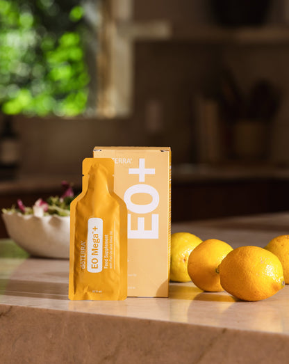 EO Mega+ sachets dōTERRA, boîte et sachet sur un plan de travail