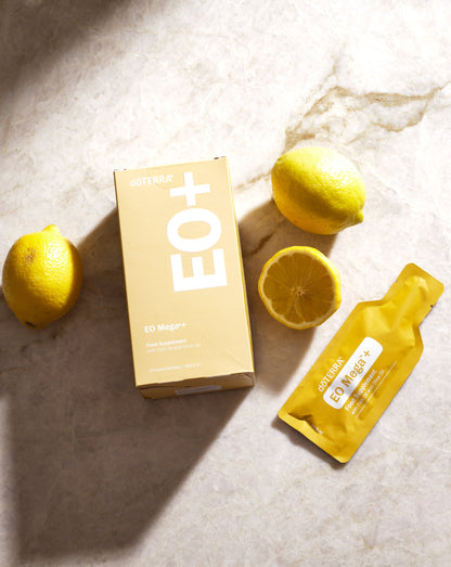 EO Mega+ sachets dōTERRA, boîte, sachet et citrons vus de dessus