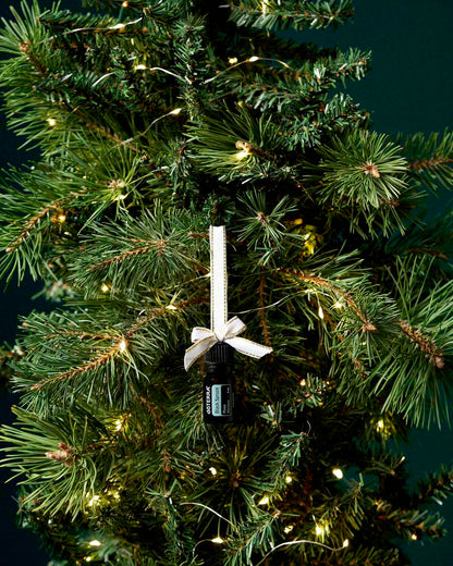 Épinette noire huile essentielle dōTERRA, diffuseur suspendu dans un sapin de Noël