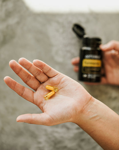 Gélules doubles au Curcuma dōTERRA, gélules dans la main