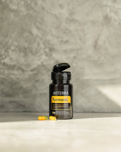 Gélules doubles au Curcuma dōTERRA, flacon et gélules