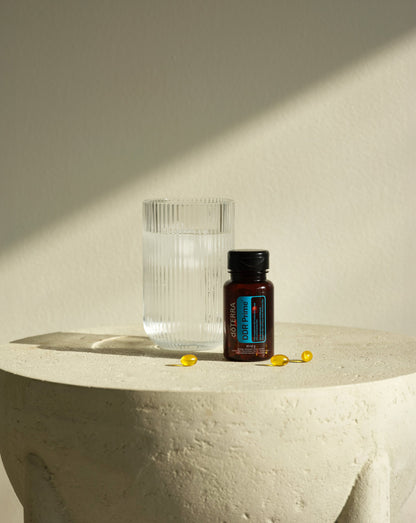 DDR Prime dōTERRA, flacon et verre sur une sellette
