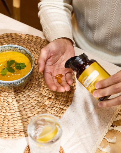Gélules EO Mega+ dōTERRA, gélule versée au-dessus d'une soupe