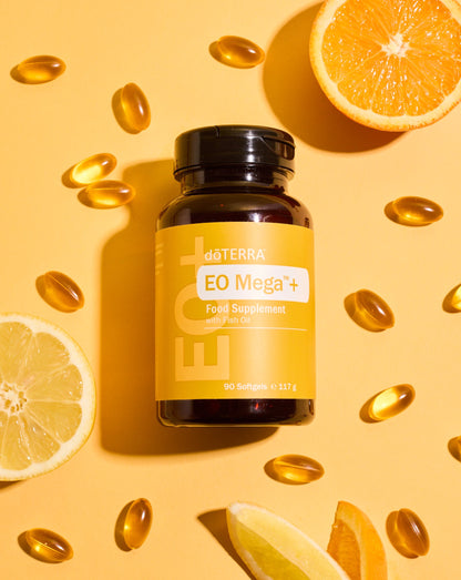 Gélules EO Mega+ dōTERRA, flacon sur fond jaune avec agrumes