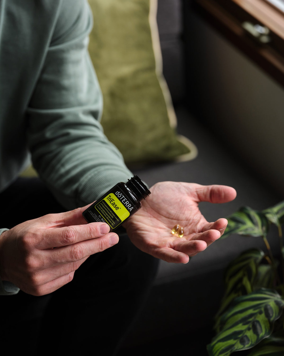 Gélules TriEase dōTERRA, prise d'une gélule en main