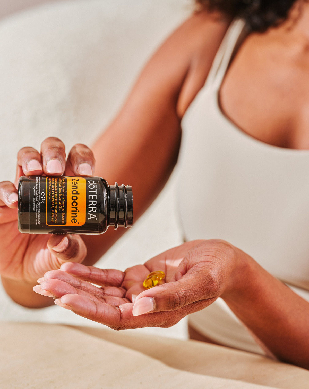 Gélules Zendocrine dōTERRA, gélules versées dans la main