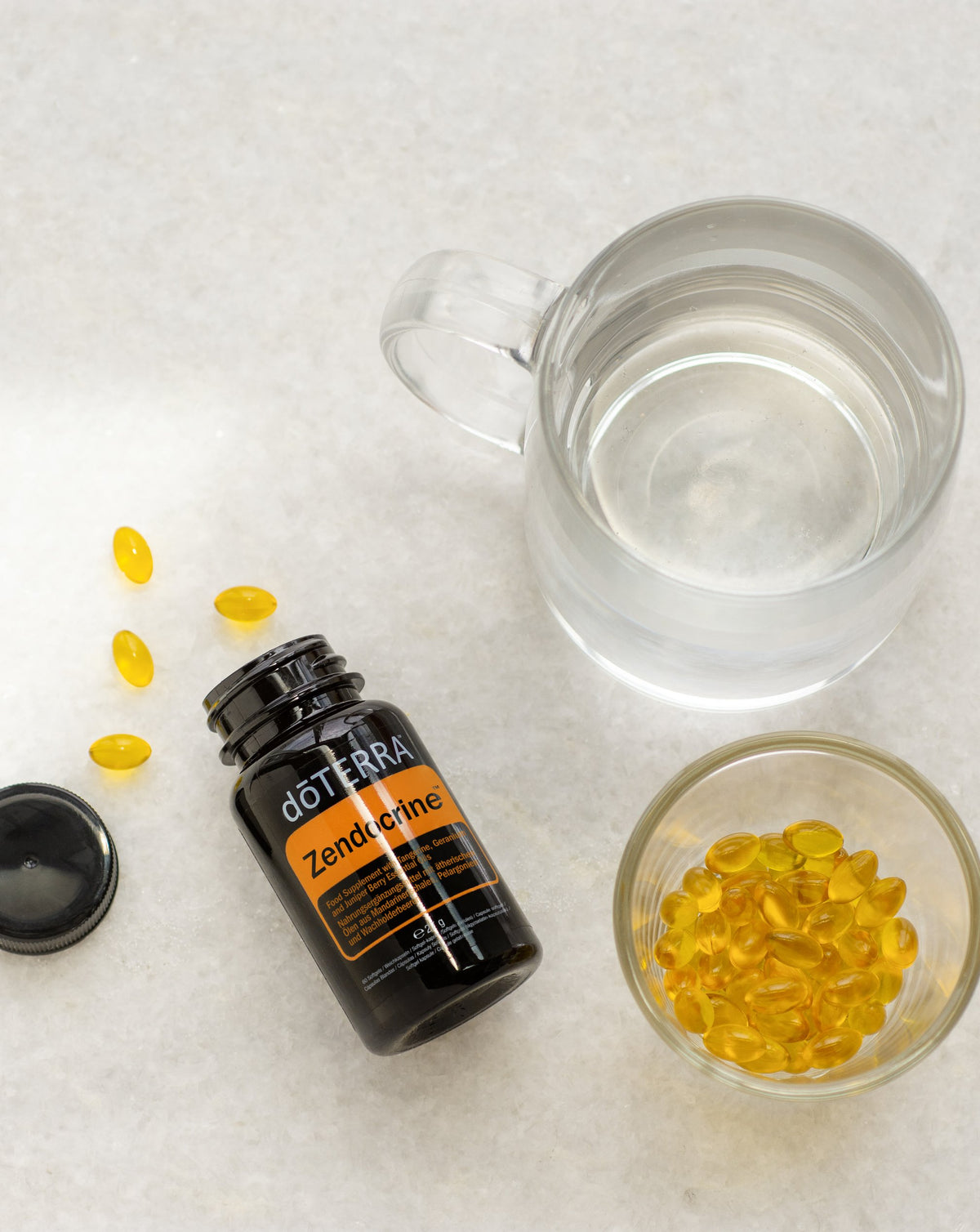 Gélules Zendocrine dōTERRA, flacon, gélules et verre d'eau