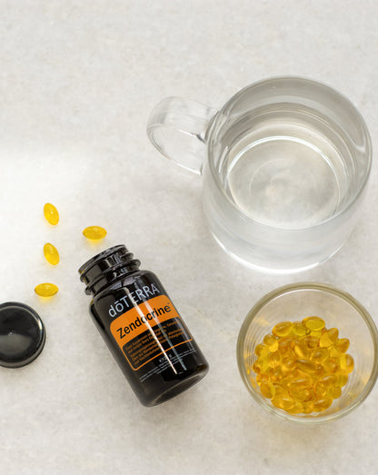 Gélules Zendocrine dōTERRA, flacon, gélules et verre d'eau