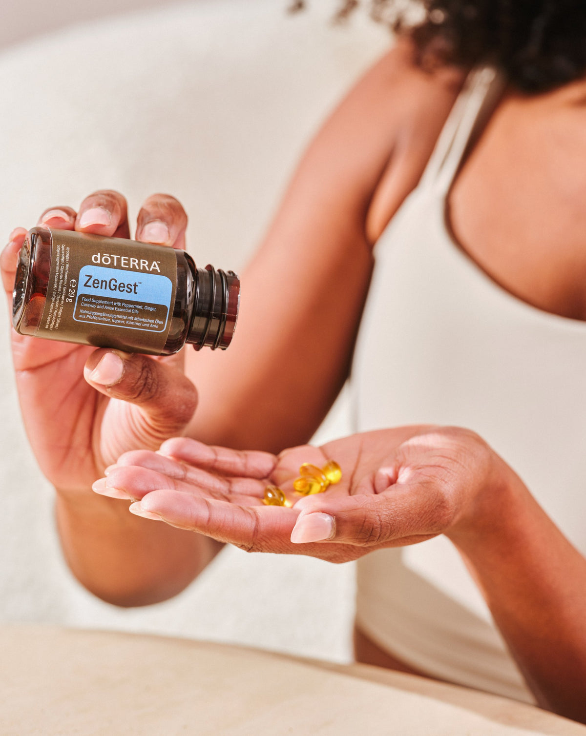 Gélules ZenGest dōTERRA, gélules versées dans la main