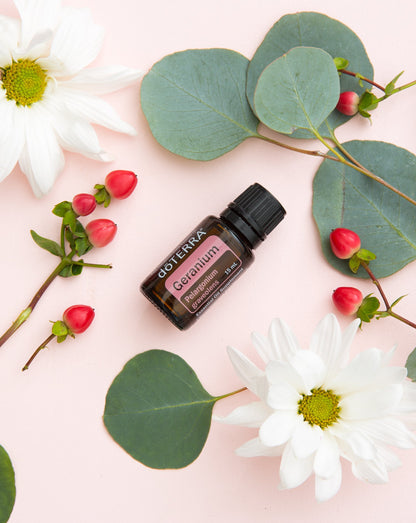 Géranium huile essentielle dōTERRA, flacon, marguerites et eucalyptus