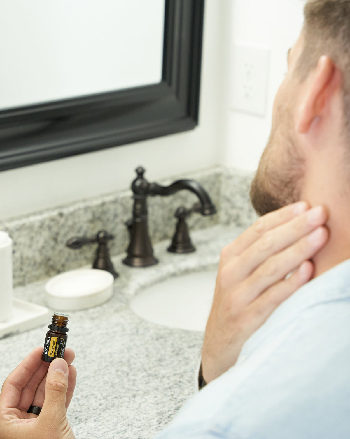 Huile essentielle d'Hélichryse dōTERRA, flacon de 5 ml en ambiance naturelle