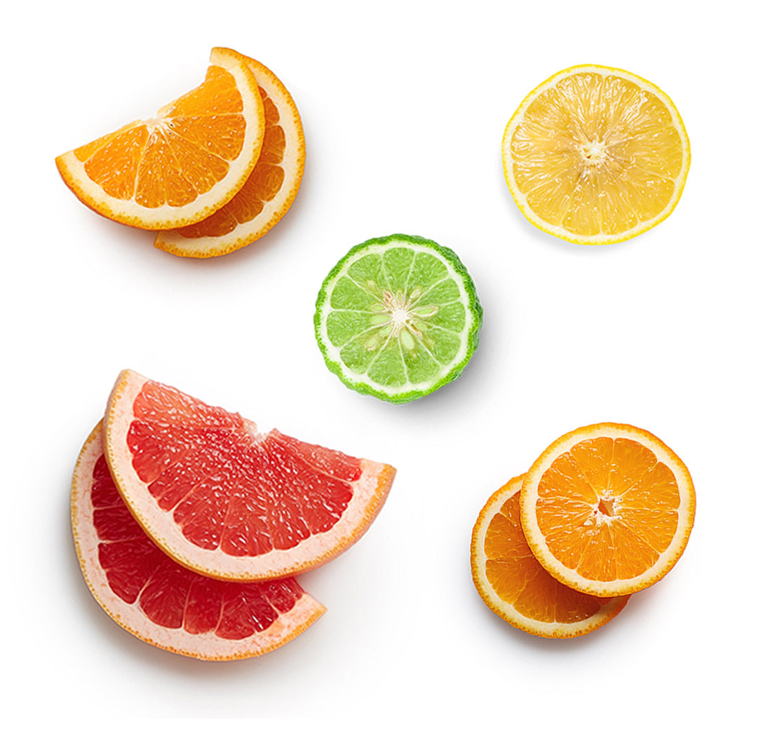 Les ingrédients du mélange Citrus Bliss dōTERRA : orange sauvage, citron, pamplemousse, bergamote, mandarine rouge, mandarine verte, citron vert, litsée, fève de Tonka et vanille