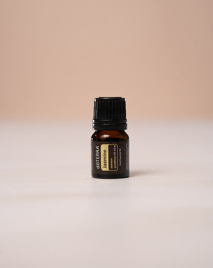Flacon d'huile essentielle de Jasmin dōTERRA 2,5 ml sur fond beige