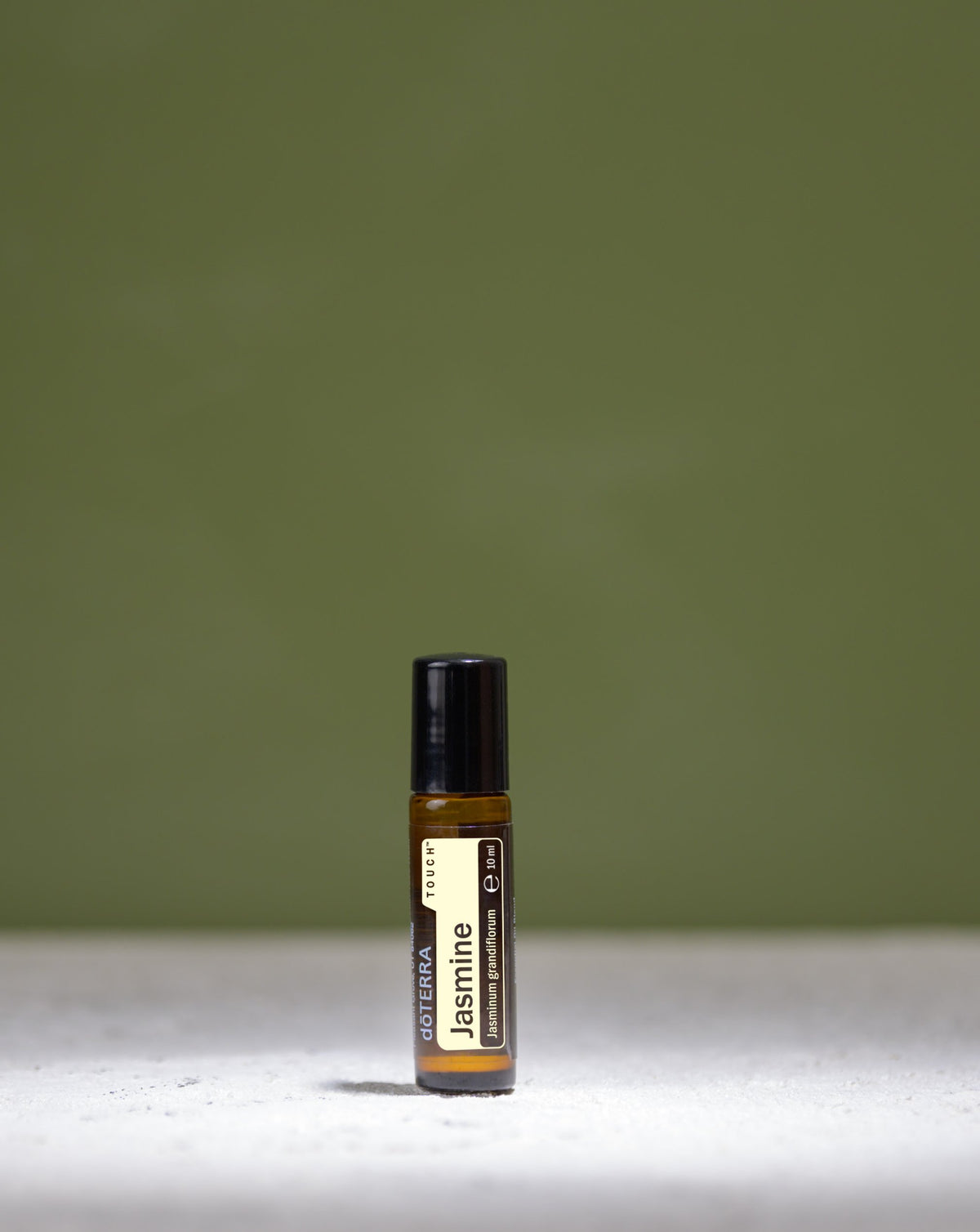Jasmin Touch dōTERRA, flacon à bille sur fond vert