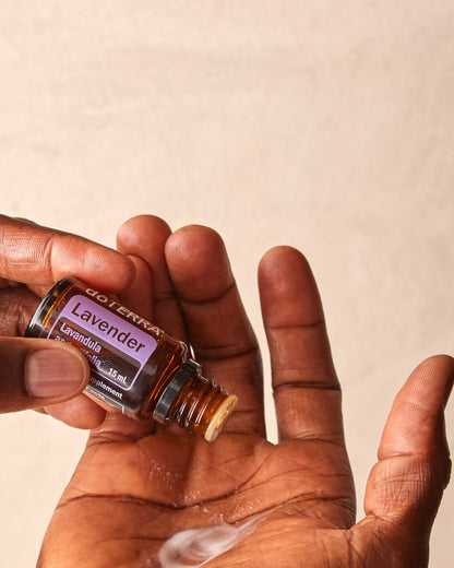 Lavande huile essentielle dōTERRA, dans le creux de la main