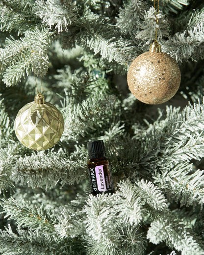 Lavande huile essentielle dōTERRA, dans un sapin de Noël décoré