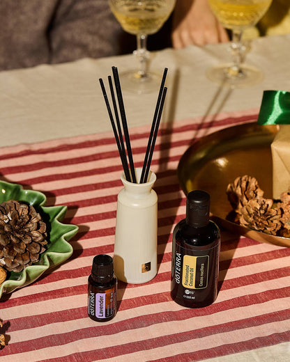 Lavande huile essentielle dōTERRA, avec un diffuseur à bâtonnets, ambiance de fêtes