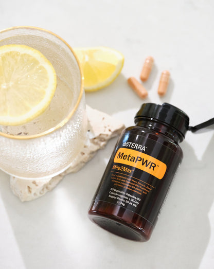 MetaPWR Mito2Max dōTERRA, flacon couché avec verre citronné