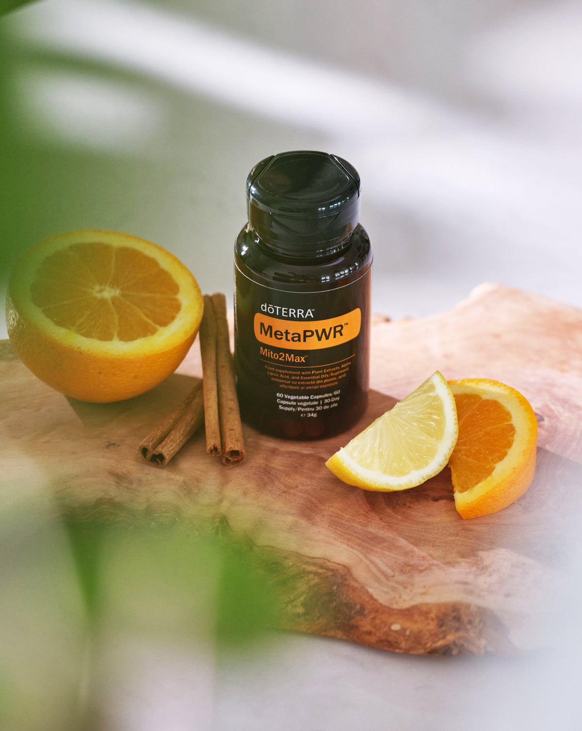 MetaPWR Mito2Max dōTERRA, flacon avec agrumes et feuillage