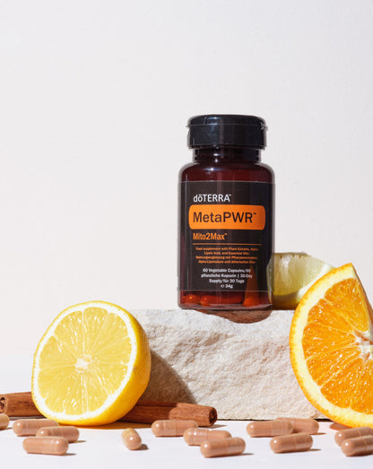 MetaPWR Mito2Max dōTERRA, flacon sur pierre avec agrumes