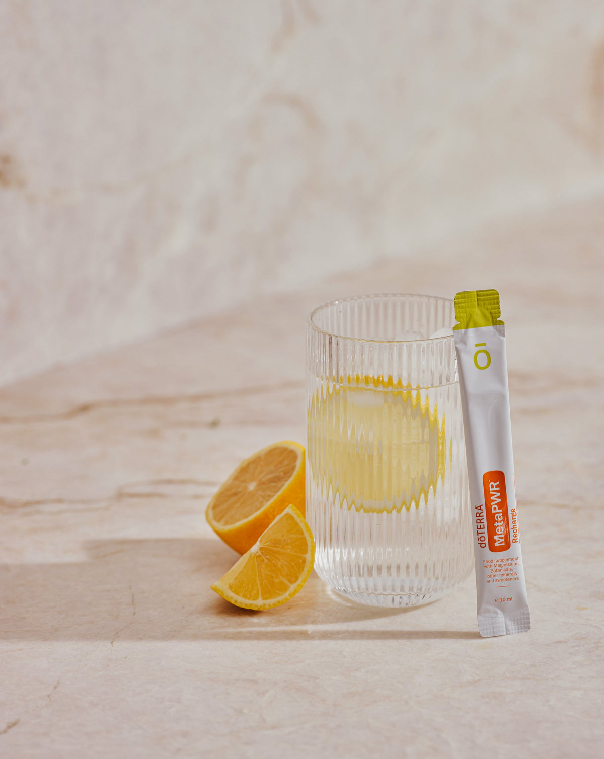 MetaPWR Recharge citron - citron vert dōTERRA, sachet et verre citronné