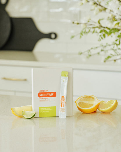 MetaPWR Recharge citron - citron vert dōTERRA, boîte et sachets avec citrons
