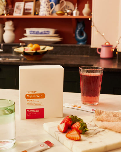 MetaPWR Recharge fraise des bois dōTERRA, boîte, boisson et fraises en cuisine