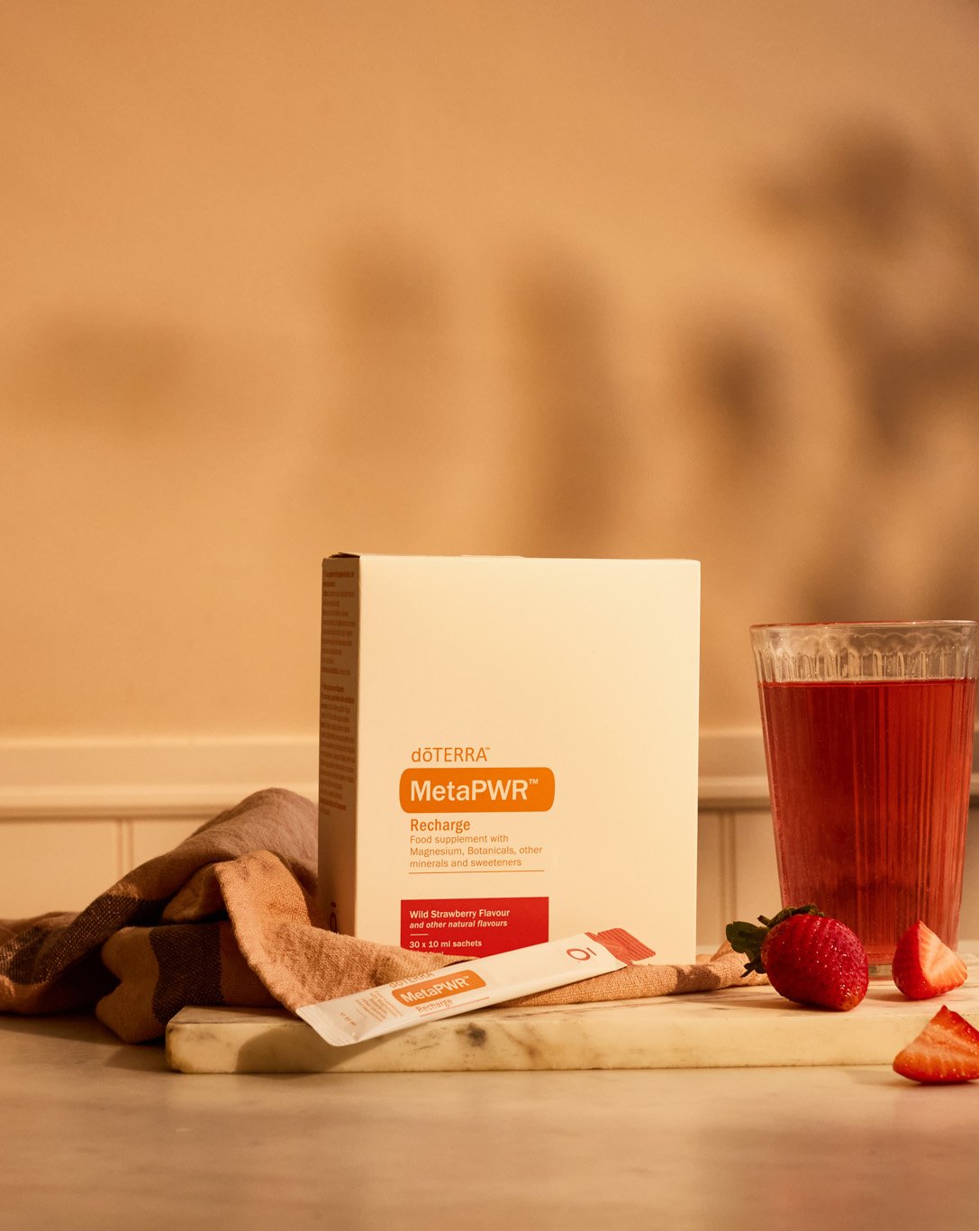 MetaPWR Recharge fraise des bois dōTERRA, boîte et boisson préparée