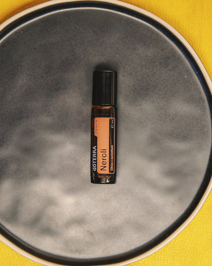 Néroli Touch dōTERRA, flacon sur un plateau en pierre