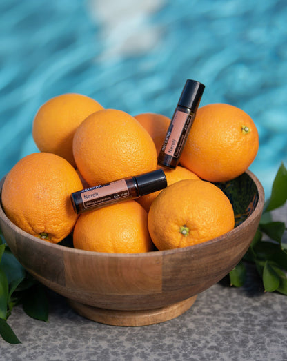 Néroli Touch dōTERRA, flacons dans une coupe d'oranges