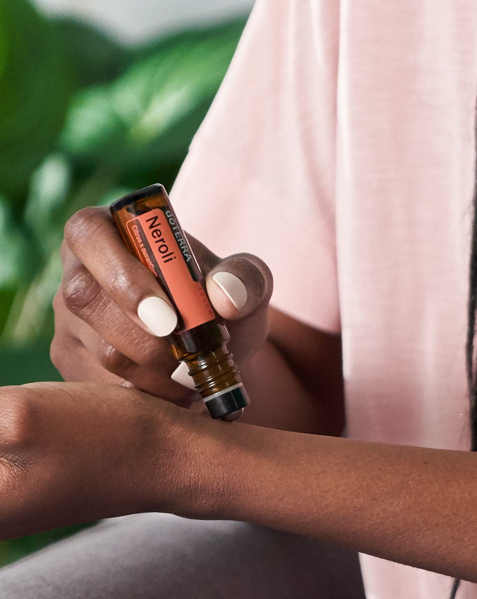 Néroli Touch dōTERRA, application du flacon à bille sur le poignet