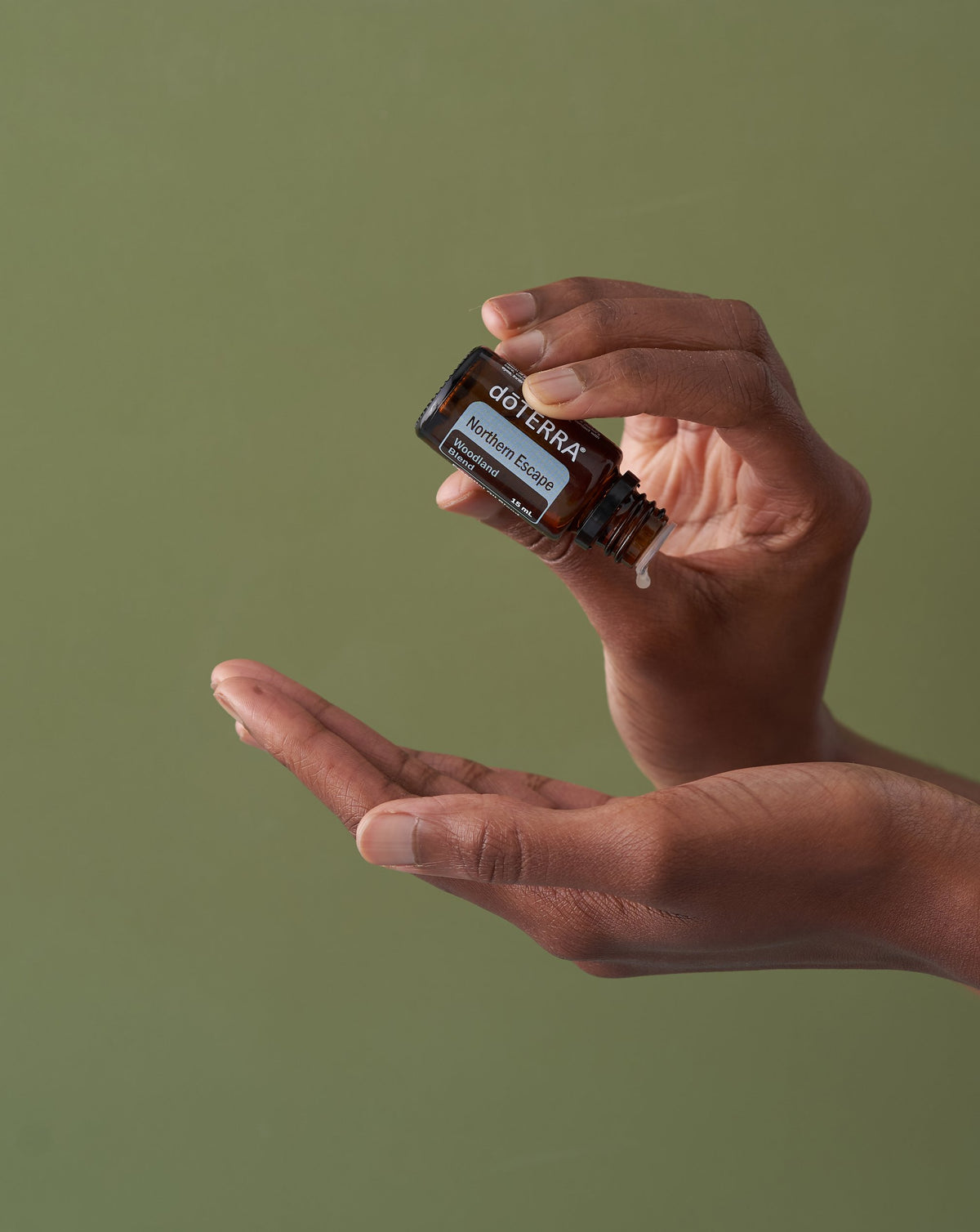 Northern Escape dōTERRA, flacon tenu au-dessus de la paume