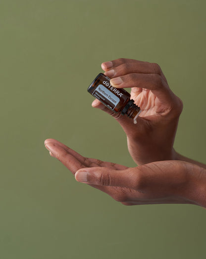 Northern Escape dōTERRA, flacon tenu au-dessus de la paume