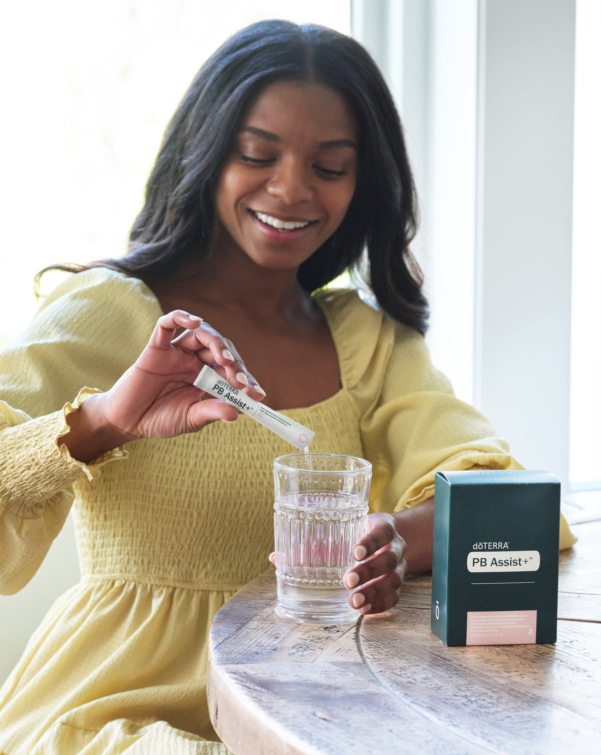 PB Assist+ dōTERRA, sachet versé dans un verre