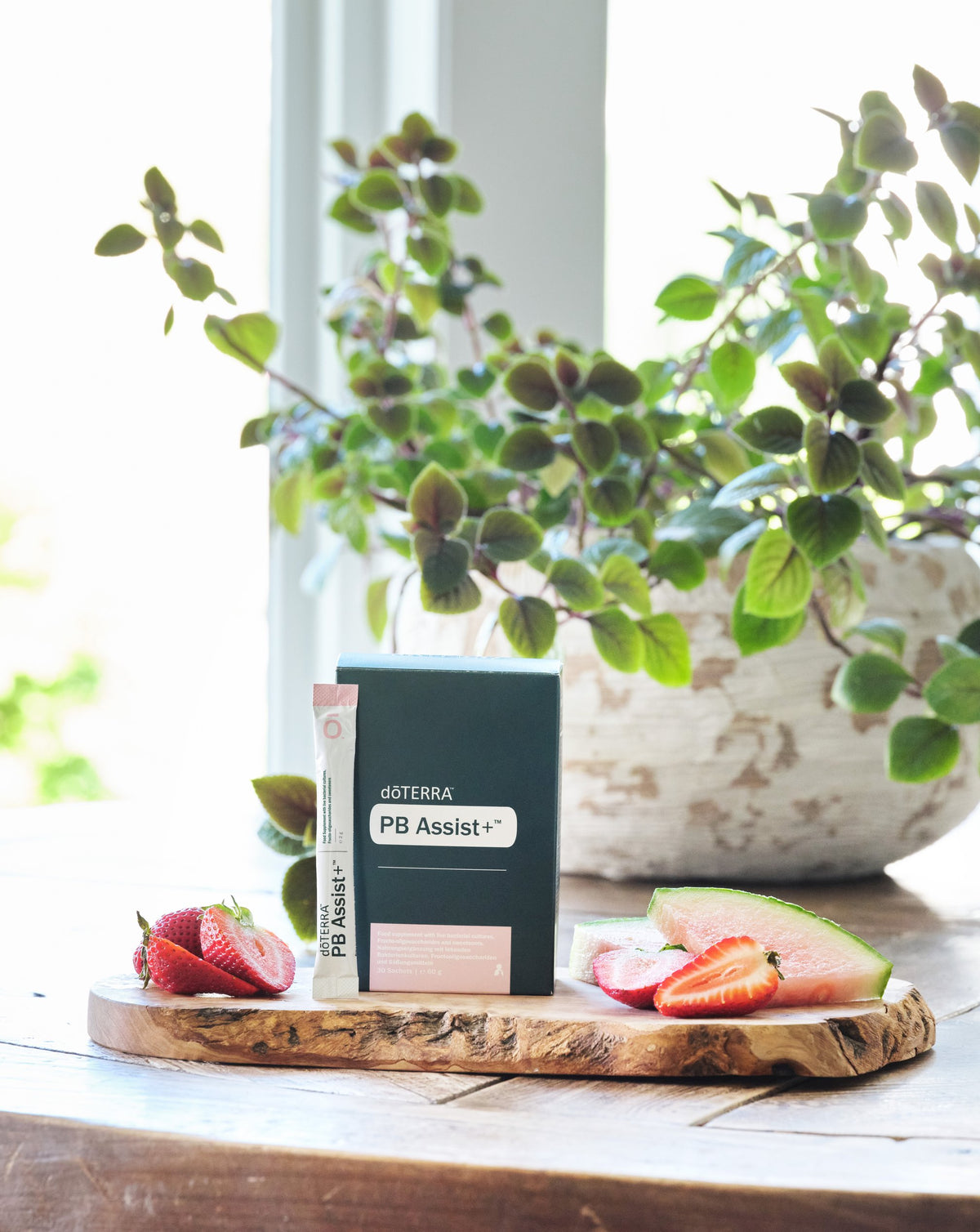 PB Assist+ dōTERRA, boîte et sachet avec une plante